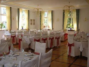 Schloss Doettingen Szálloda 4*